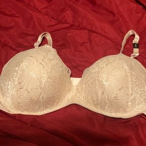 I’m selling a Victoria secret push-up bra. Bought the wrong size 40d.
